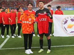 包含重磅！清晨山东泰山备战足总杯赛后塞维利亚官宣签约——德甲节点到来，菲尼克斯太阳集结日豪取连胜的词条